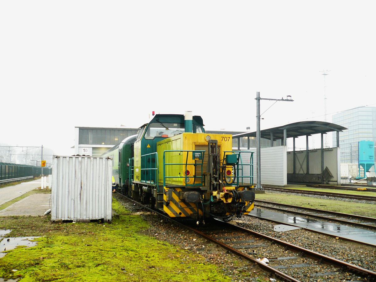 Nedtrain Rangierlok 707. Watergraafsmeer, Amsterdam 16-12-2015.

Nedtrain rangeerloc 707. Watergraafsmeer, Amsterdam 16-12-2015.