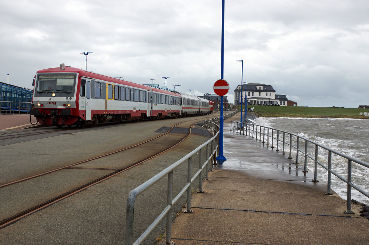 NEG/DB: Kurswagen-Betrieb auf der Strecke Niebll-Dagebll. Die Aufnahme entstand am 10. August 2016 in Dagebll, kurz nach der Ankunft.
Foto: Walter Ruetsch  