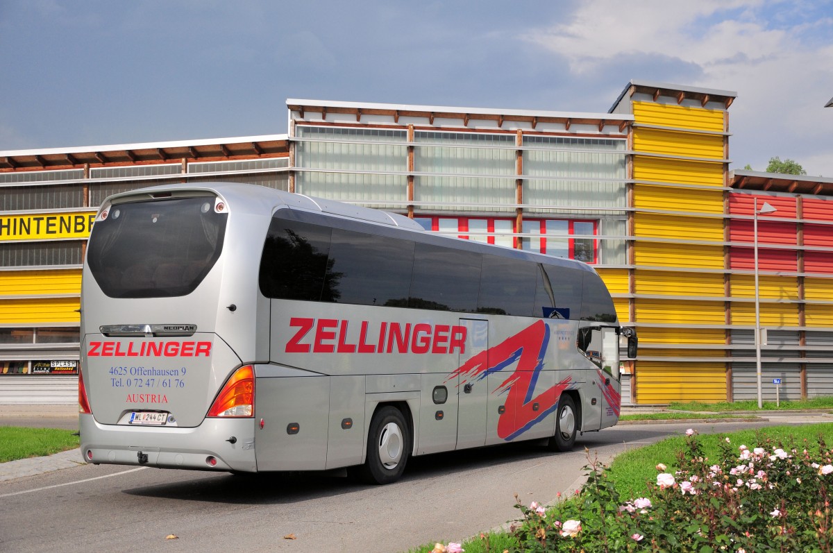 Neolan Cityliner von Zellinger Busreisen aus Obersterreich am 20.9.2014 in Krems gesehen.