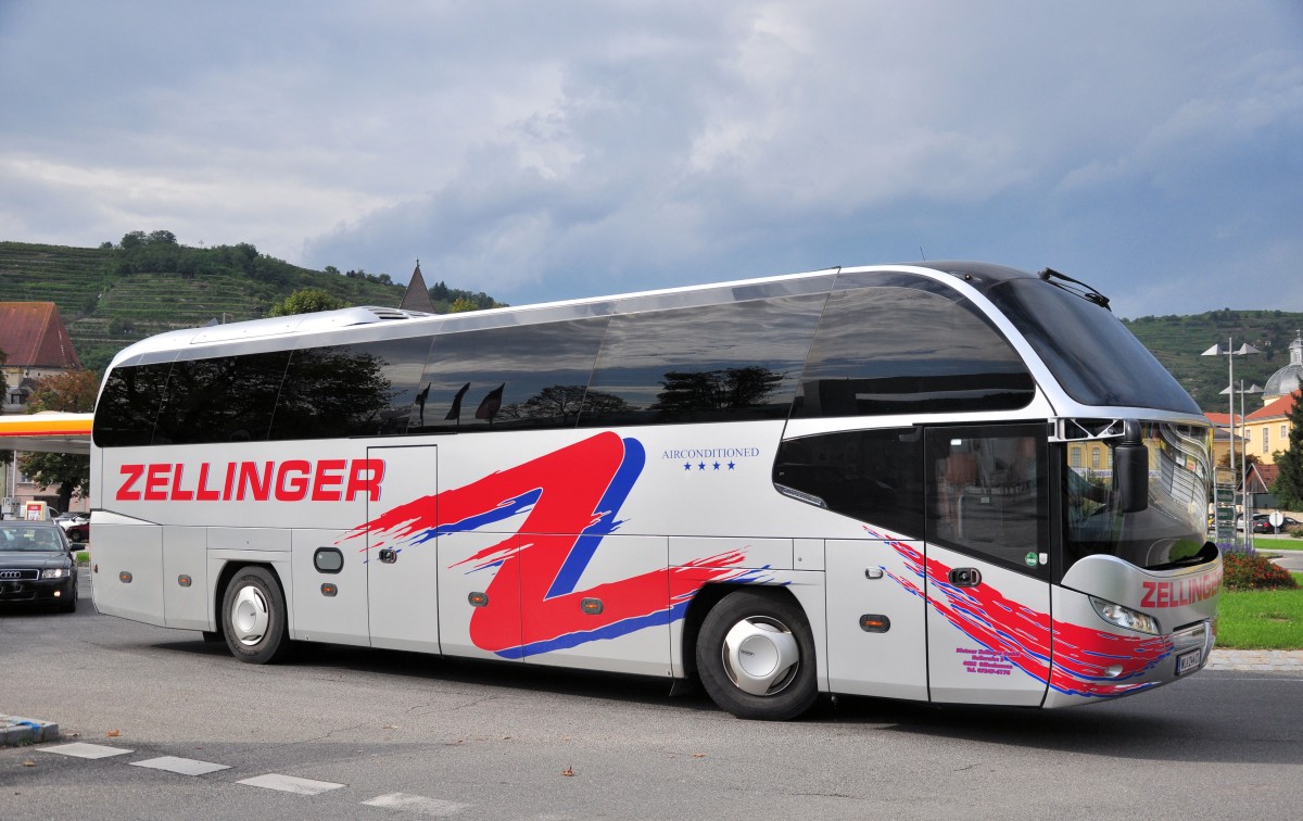 Neolan Cityliner von Zellinger Busreisen aus Obersterreich am 20.9.2014 in Krems gesehen.