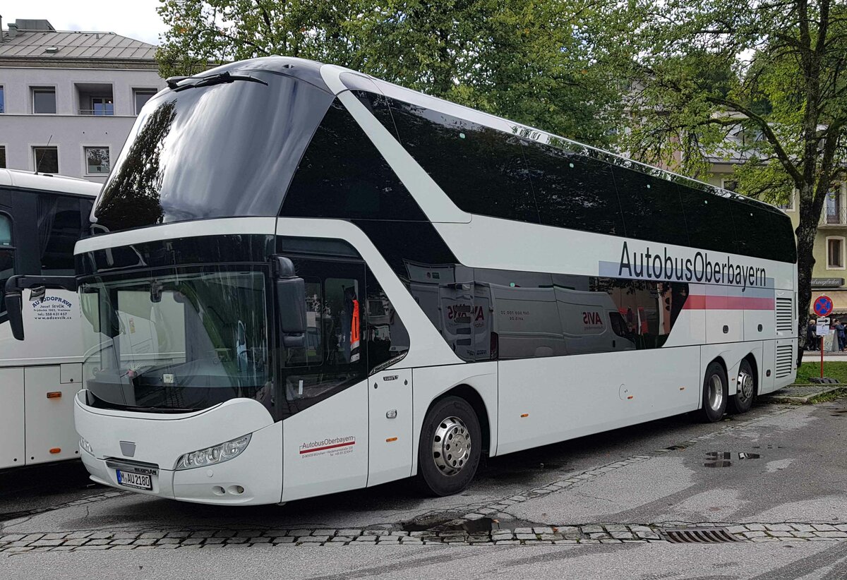 Neoplan von AUTOBUS OBERBAYERN steht im September 2022 auf dem Busplatz in Berchtesgaden