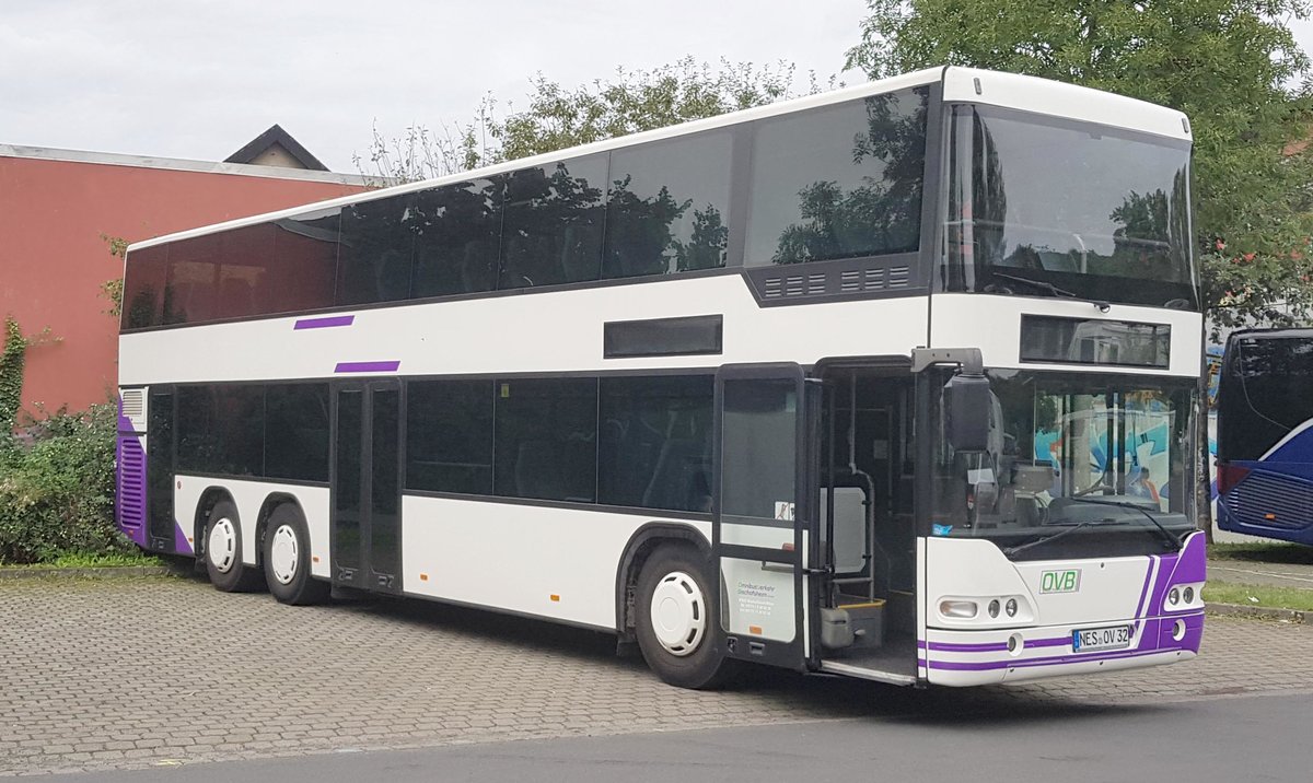 Neoplan Centroliner der  OVB  steht auf dem Busplatz in Fulda im August 2019