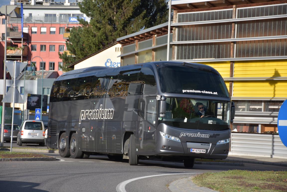 Neoplan Cityliner von EUROTOURS Klaushecker aus Wien 10/2017 in Krems.