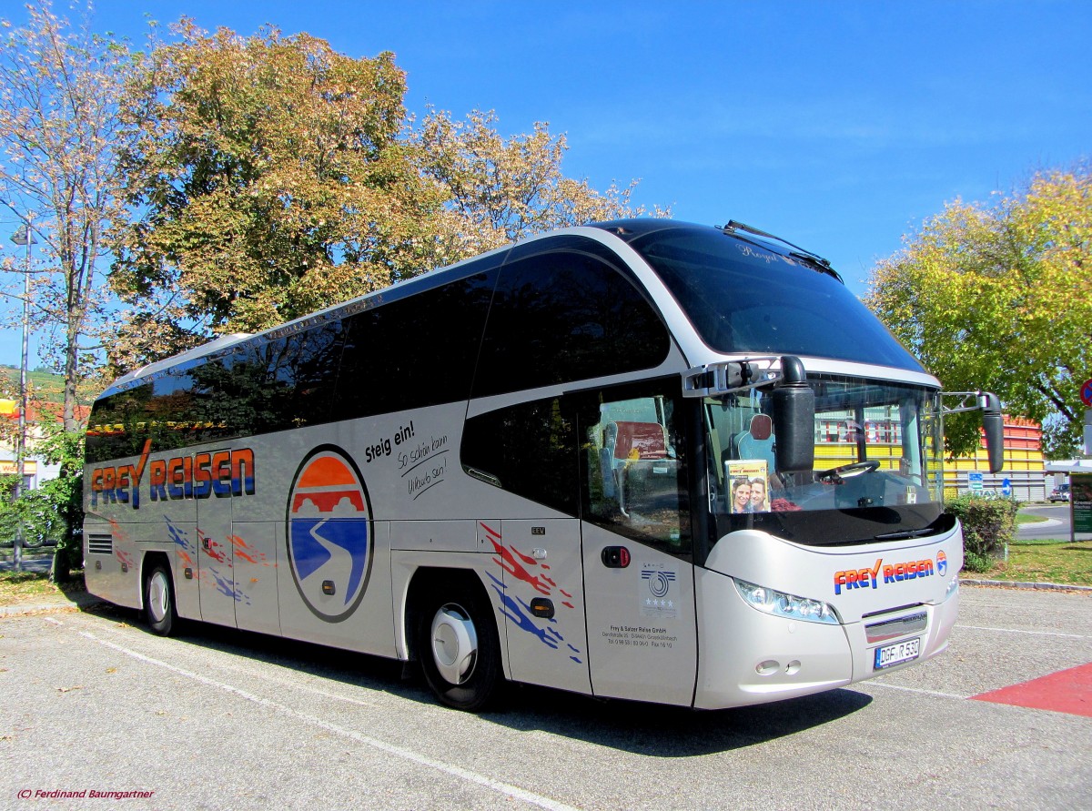 Neoplan Cityliner von Frey Reisen aus der BRD im Herbst 2013 in Krems gesehen.