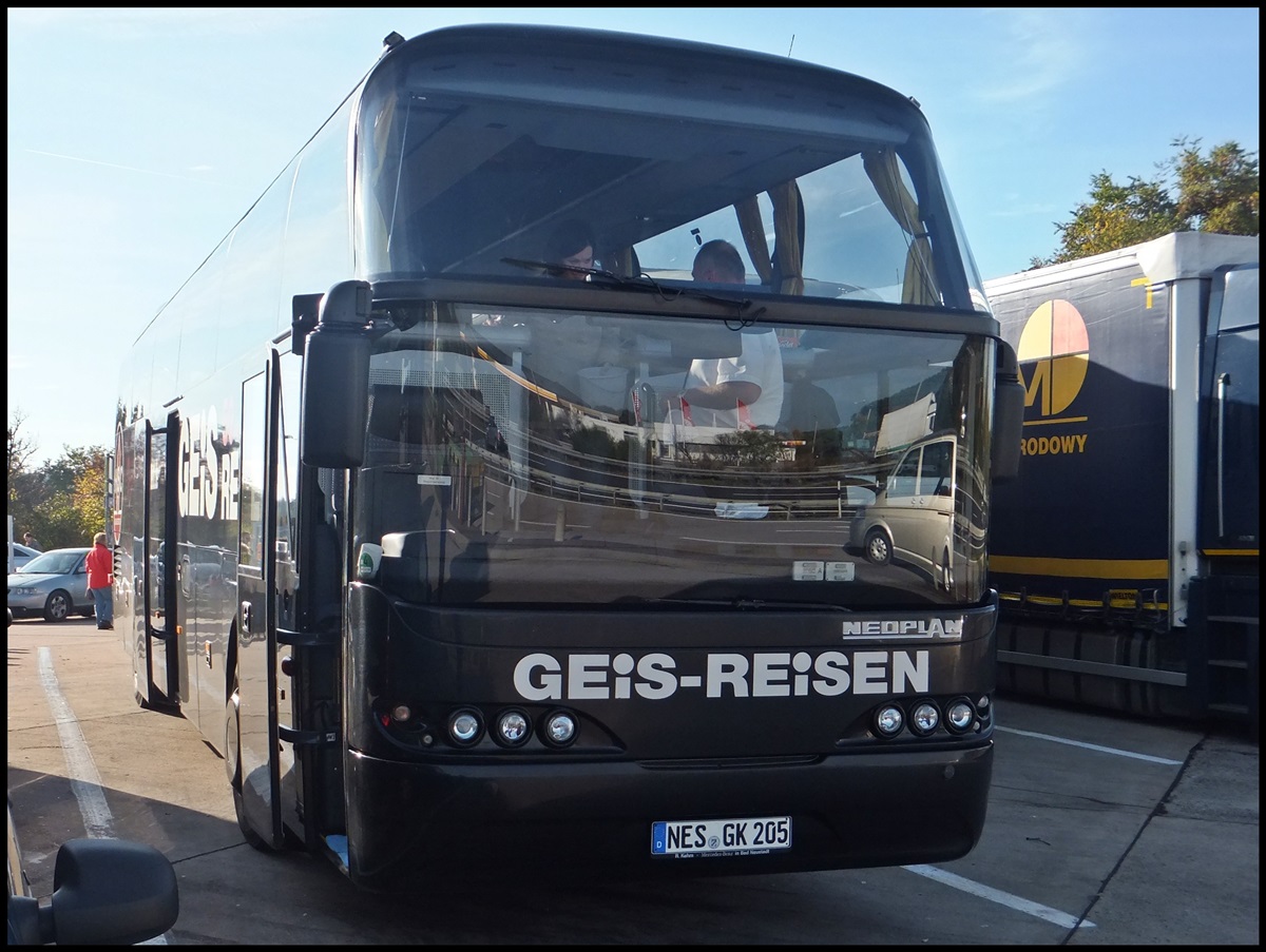 Neoplan Cityliner von Geis-Reisen aus Deutschland auf einem Autobahnparkplatz. 