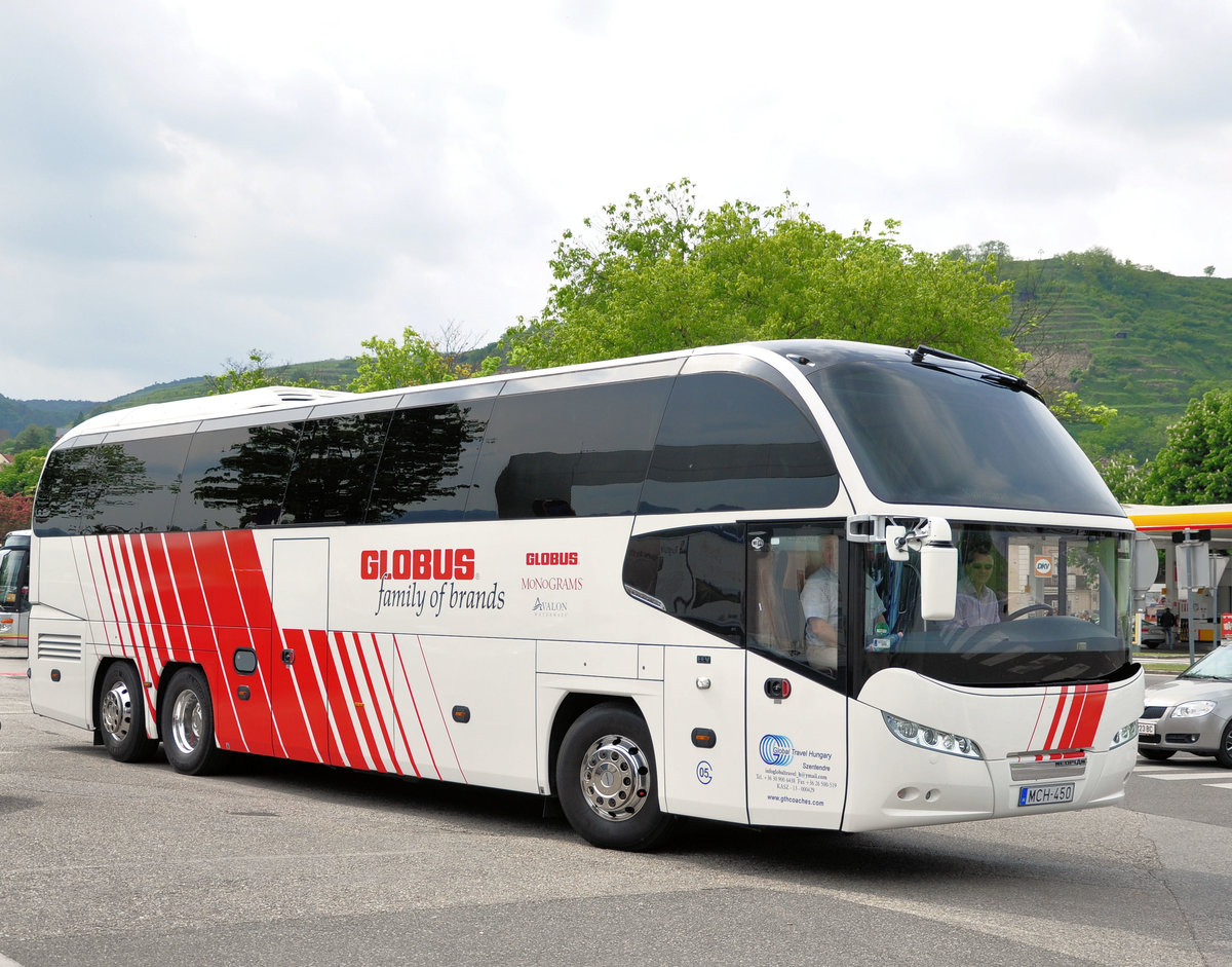 Neoplan Cityliner von Global Travel Hungary in Krems gesehen.