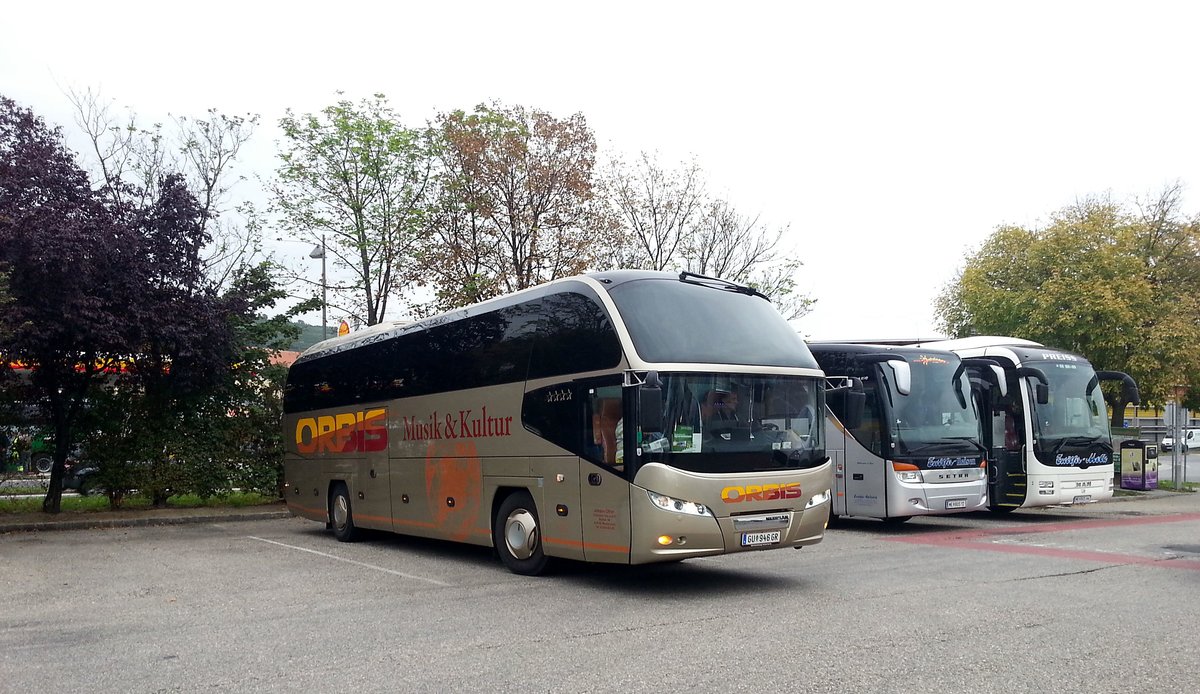 Neoplan Cityliner von Johann Ofner ORBIS Musik und Kultur aus sterreich,flankiert von 2 Bussen von Zwlfer Reisen in Krems gesehen.