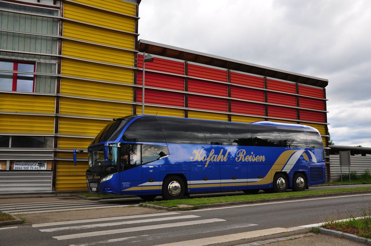 Neoplan Cityliner von Kofahl Reisen aus der BRD in Krems unterwegs.
