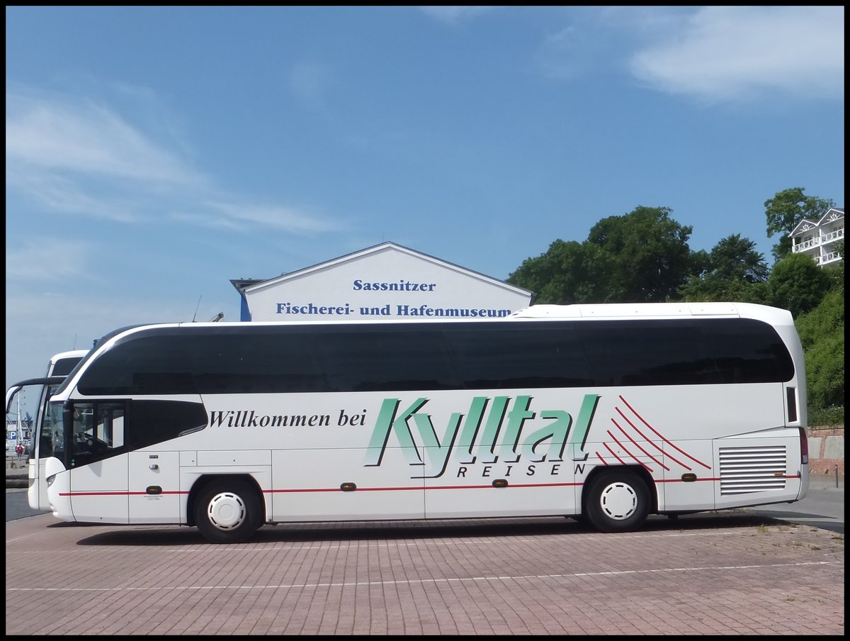 Neoplan Cityliner von Kylltal Reisen aus Deutschland im Stadthafen Sassnitz.