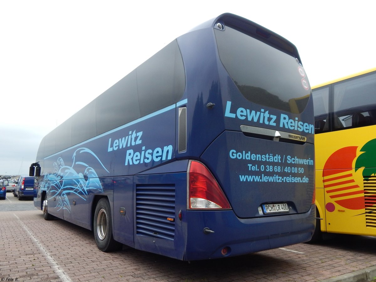 Neoplan Cityliner von Lewitz-Reisen aus Deutschland im Stadthafen Sassnitz.