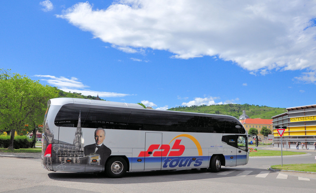 Neoplan Cityliner von SAB Tours aus Linz/Obersterreich in Krems gesehen.