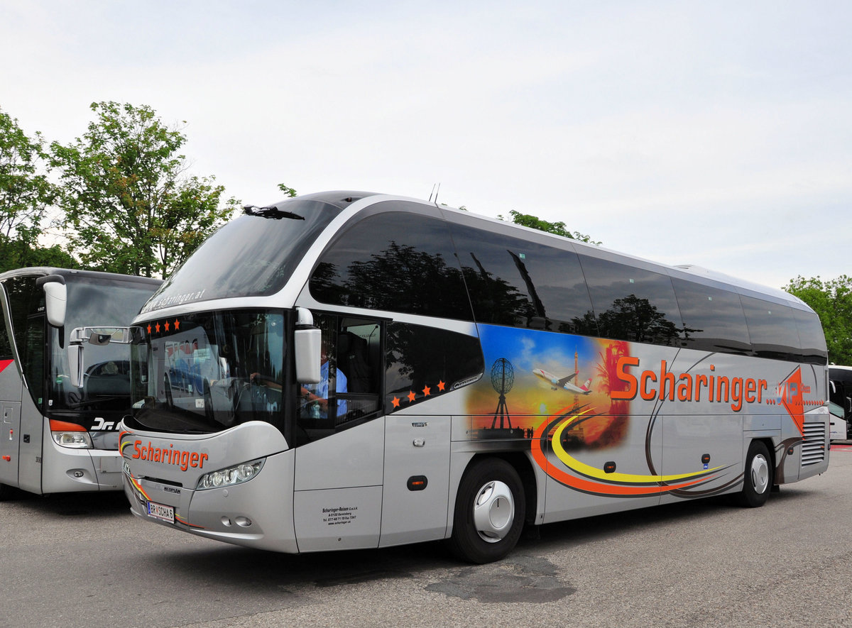 Neoplan Cityliner von SCHARINGER Reisen aus Obersterreich in Krems gesehen.