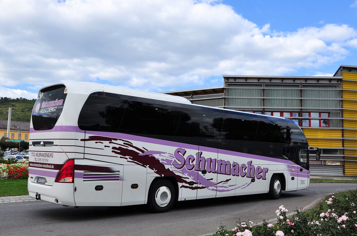Neoplan Cityliner von Schumacher aus der BRD in Krems unterwegs.