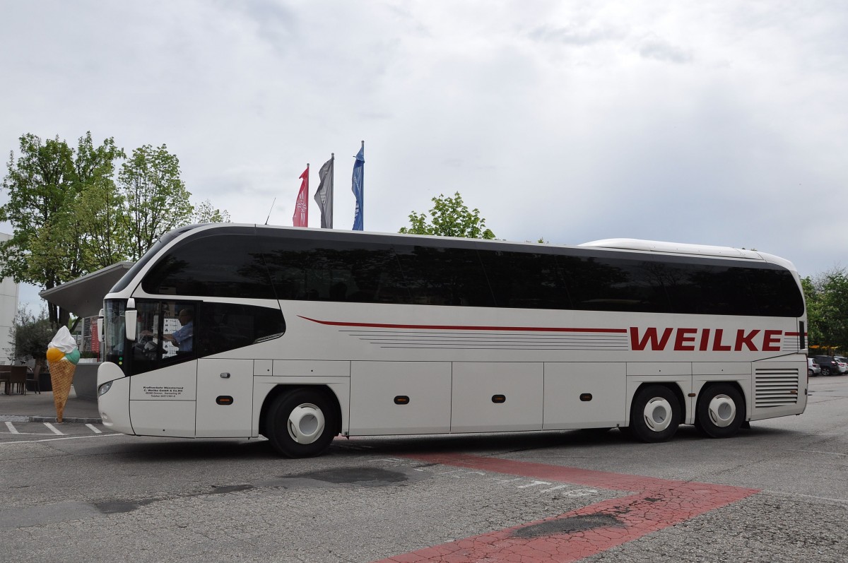 Neoplan Cityliner von Weilke Reisen aus der BRD am 4.5.2015 in Krems.