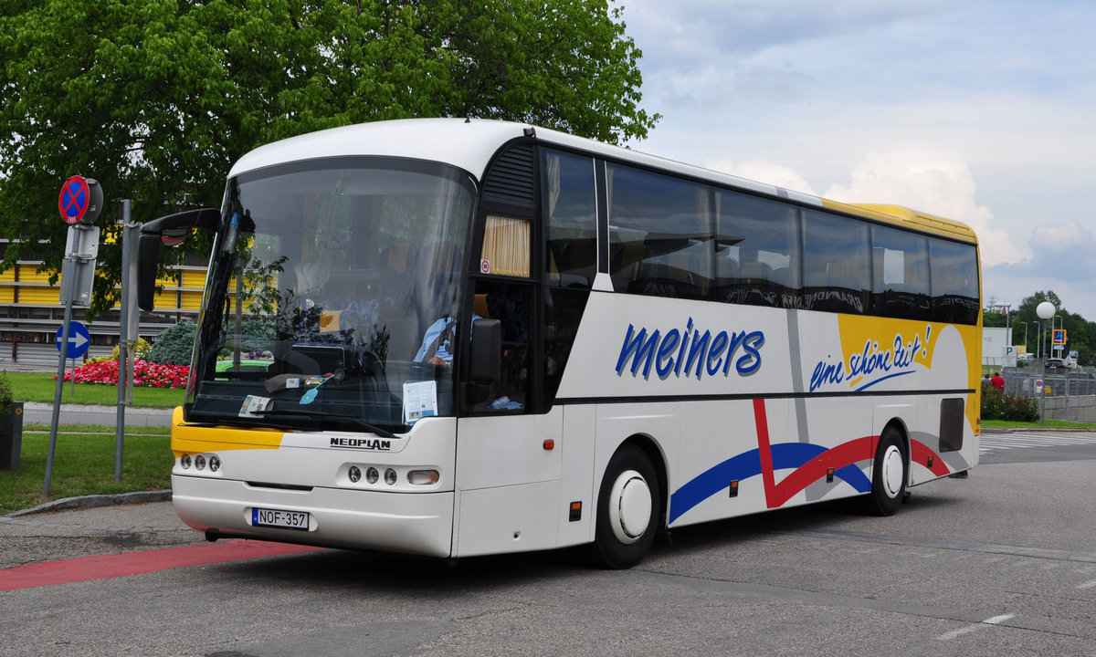 Neoplan Euroliner von Meiners Reisen aus Ungarn in Krems gesehen.
