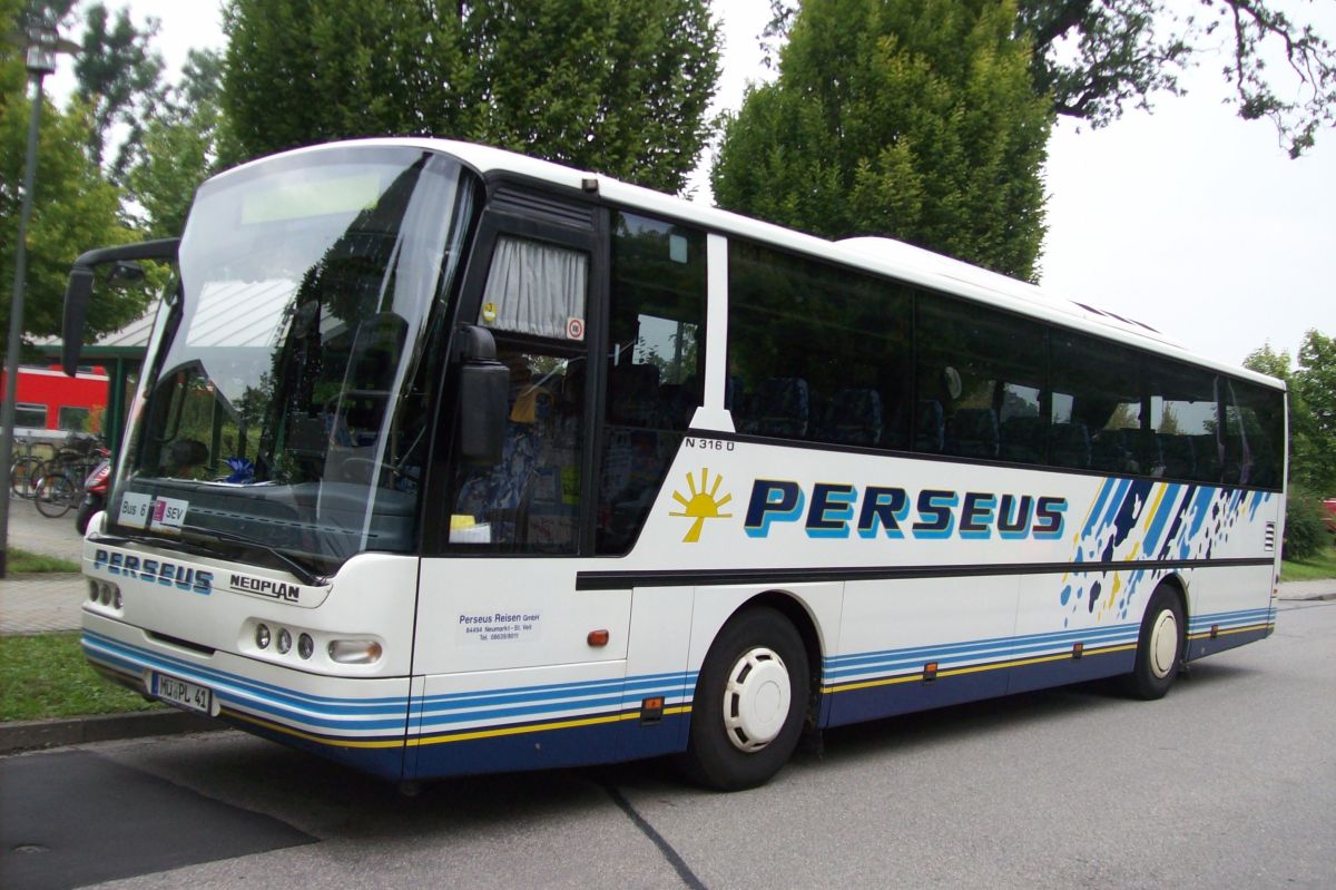Neoplan Euroliner N 3316  von Perseus-Reisen aus Neumarkt-St. Veit. Der 2003 in Perseus' Fuhrpark gekommene Kombibus verfgt ber 51 Schlafsessel von VogelSitze (kippbare Sitzbank am Mitteleinstieg, zustzl. 2 Reiseleitersitze mglich), erhhte Podeste und eine LAWO-Matrix vorne, rechts (je gro) und hinten (Liniennr.). Der Antrieb besteht aus einem MAN-Reihensechszylinder Typ D 2866 LUH mit 265 kW (360 PS) (nachtrglich per Chiptuning gesteigert) und einem Sechsgang-ZF-Schaltgetriebe.
Anfang 2013 wurde der Bus im Alter von exakt 10 Jahren verkauft.
Diese Aufnahme entstand am 3. 9. 2012 in Schwindegg am Bahnhof, als er gemeinsam mit einer ganzen Reihe weiterer Busse verschiedener Unternehmer auf einem Schienenersatzverkehr zwischen Mhldorf/Inn und Schwindegg (Bahnstrecke Mhldorf - Mnchen) zum Einsatz kam.