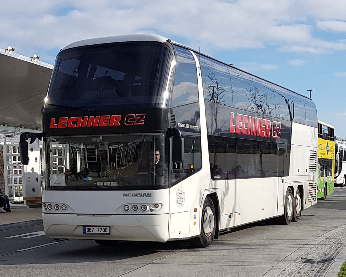Neoplan First Class des Busunternehmens LECHNER unterwegs auf dem Busparkplatz von Schloss Schnbrunn im November 2019