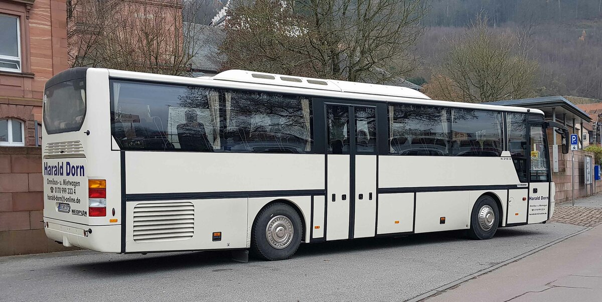 Neoplan N 316 O vom Busunternehmen HARALD DORN steht im Dezember 2022 in Miltenberg
