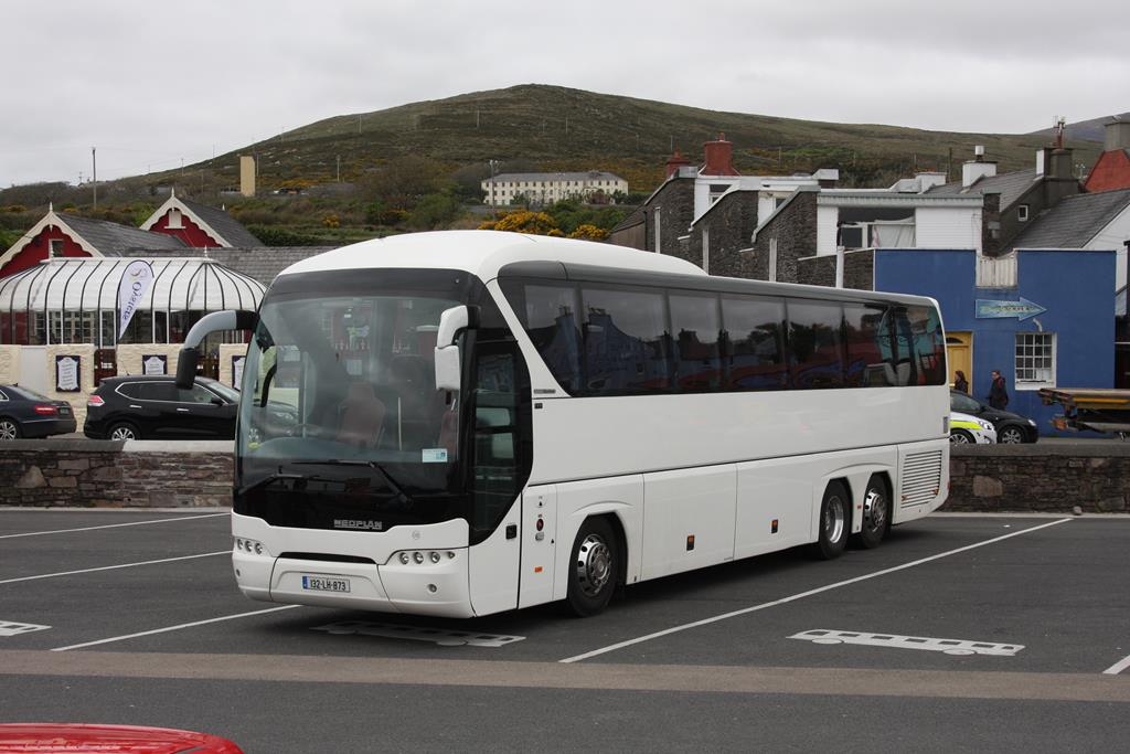 Neoplan Reisebus am 11.4.2017 in Dingle in Irland.