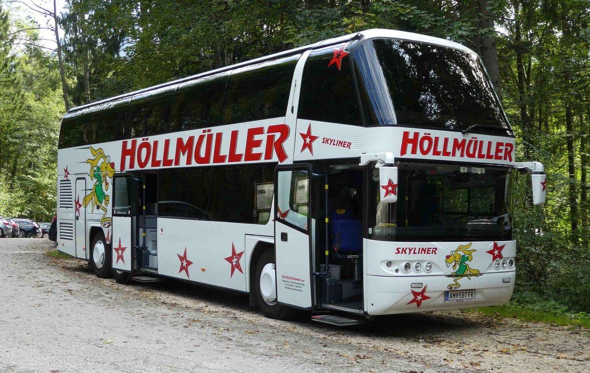 Neoplan Skyliner des Busunternehmens HÖLLMÜLLER aus Austria steht auf dem Parkplatz des Salzburger Freilichtmuseums, 09-2018