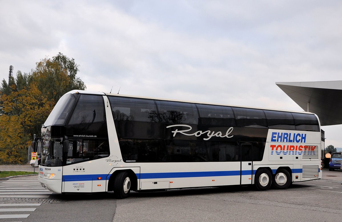 Neoplan Skyliner von der Ehrlich Touristik aus der BRD in Krems gesehen.