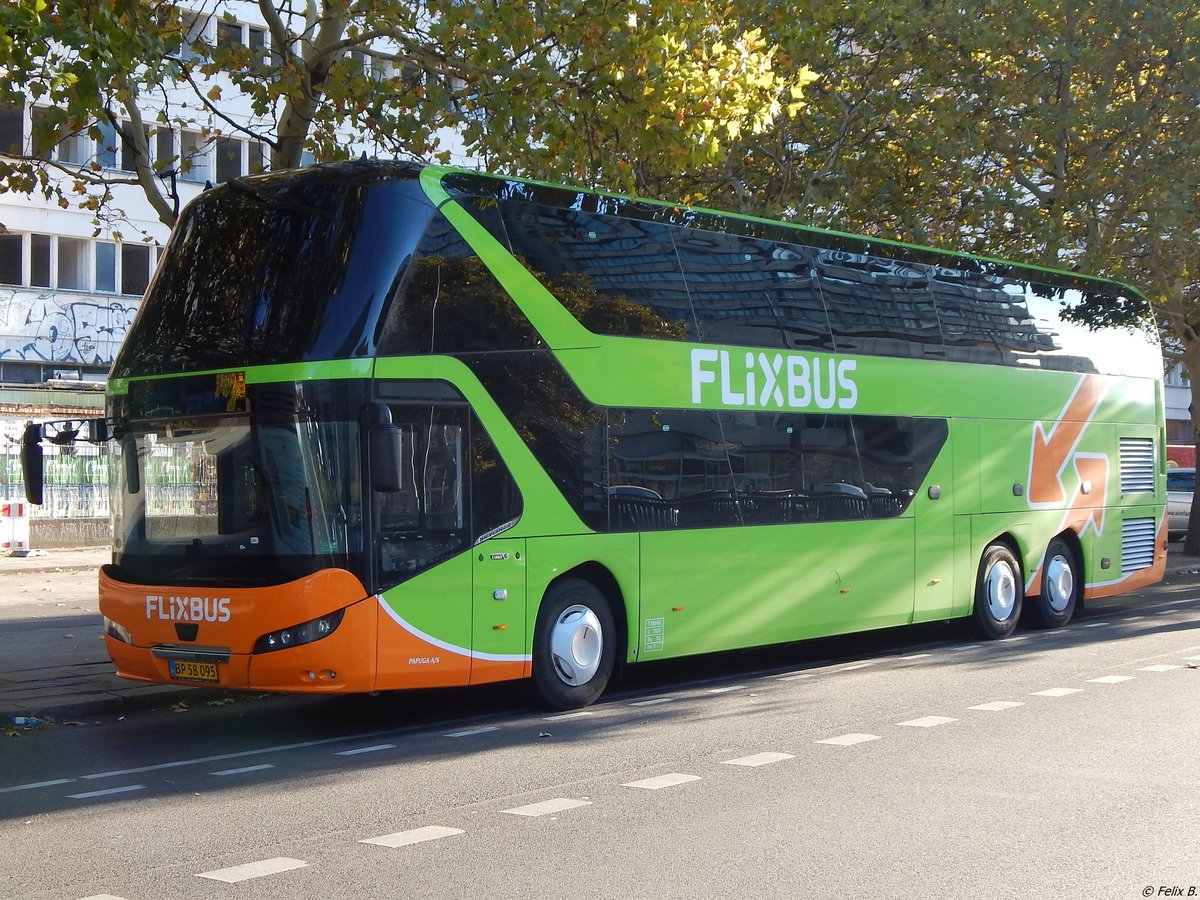 Neoplan Skyliner von Flixbus/Papuga aus Dänemark in Berlin.