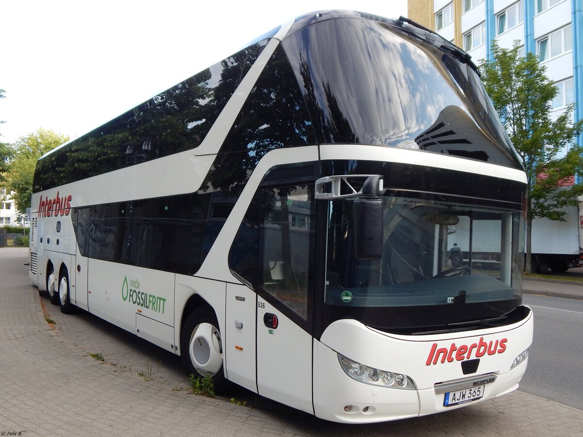 Neoplan Skyliner von Interbus aus Schweden in Neubrandenburg.
