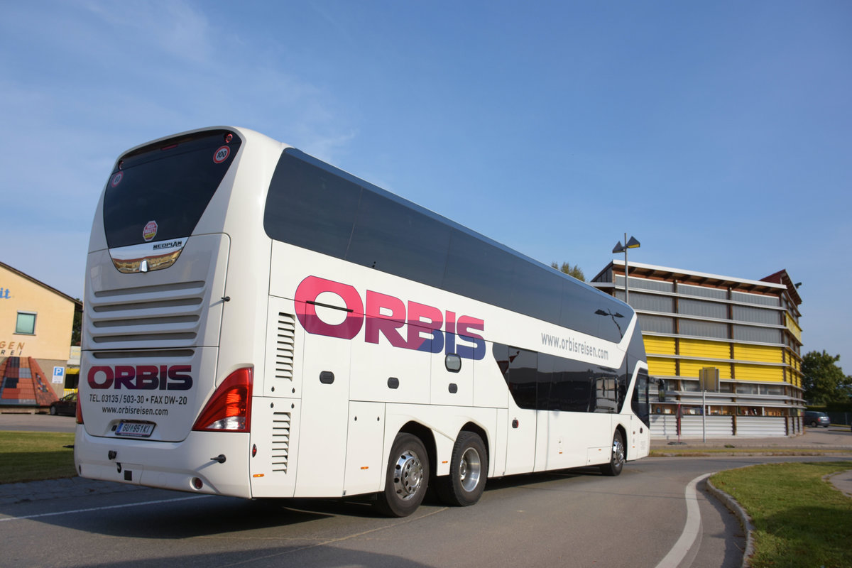 Neoplan Skyliner von Johann OFNER (ORBIS) Reisen aus sterreich in Krems.
