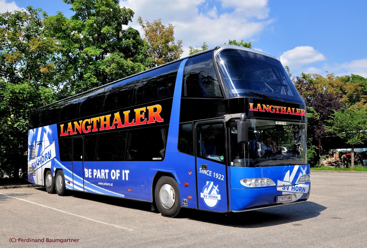 NEOPLAN SKYLINER von LANGTHALER Reisen aus Niedersterreich am 8.7.2013 in Krems an der Donau.