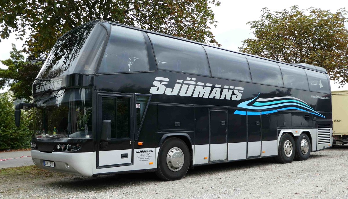 Neoplan Spaceliner der Firma  SJÖMANS  aus Schweden steht auf der Veterama-Parkplatz in Mannheim im Oktober 2016