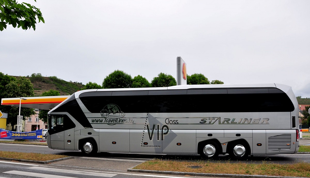 Neoplan Starliner aus Ungarn am 11.Mai 2014 in Krems unterwegs.