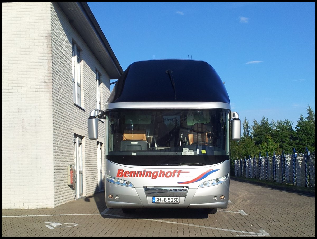 Neoplan Starliner von Benninghoff aus Deutschland im Gewerbegebiet Sassnitz.