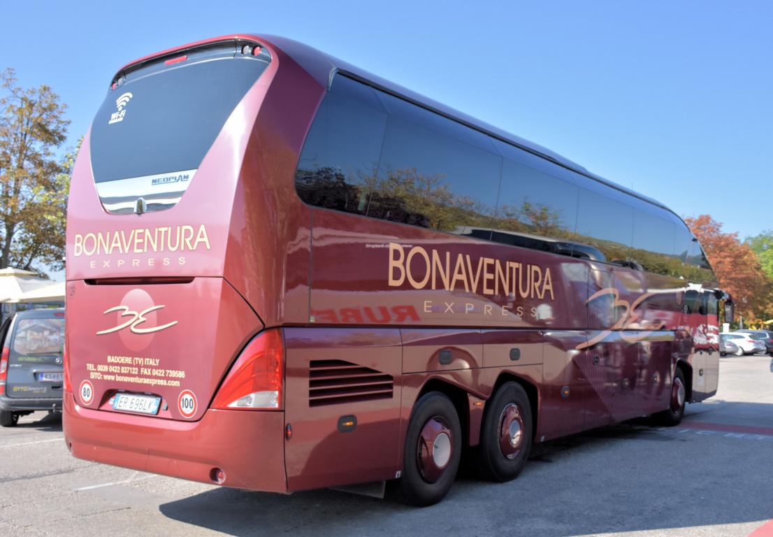 Neoplan Starliner von BONAVENTURA Reisen aus Italien 2017 in Krems.