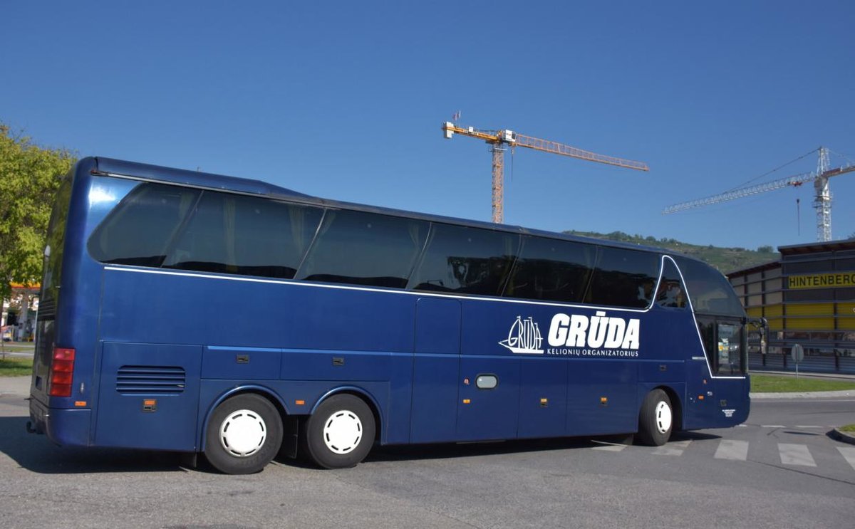 Neoplan Starliner von GRDA Reisen aus Lt 2017 in Krems.