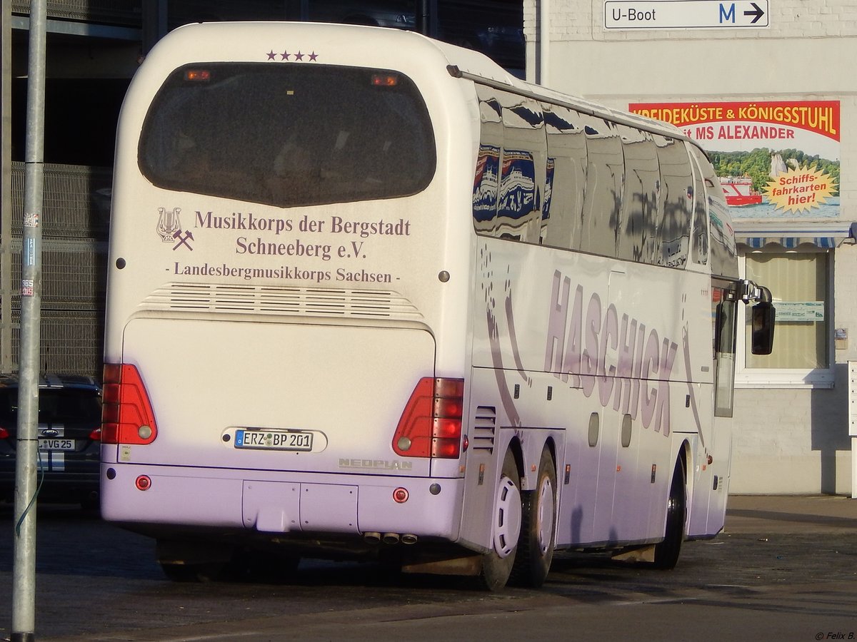 Neoplan Starliner von Haschick aus Deutschland im Stadthafen Sassnitz.