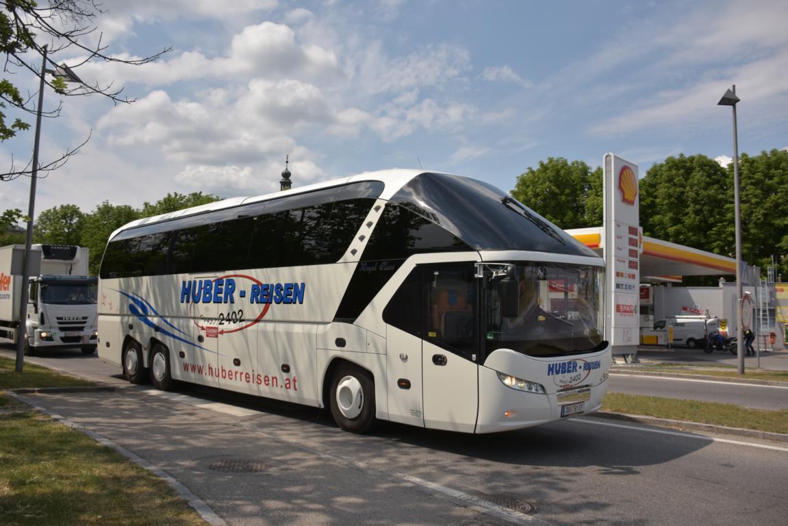 Neoplan Starliner von HUBER Reisen aus sterreich im Mai 2018 in Krems.