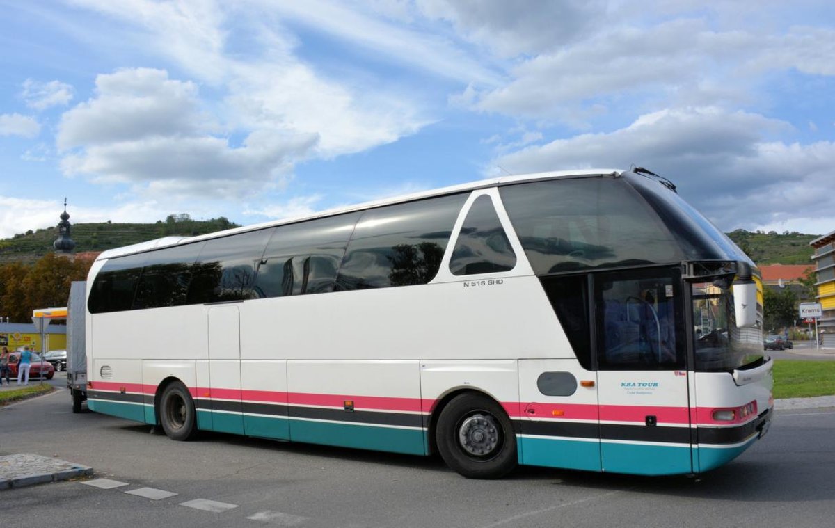 Neoplan Starliner von KBA Tours mit Hnger in Krems unterwegs.