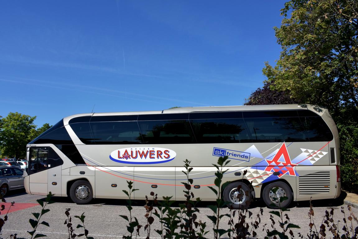 Neoplan Starliner von LAUWERS Reisen aus Belgien 06/2017 in Krems.