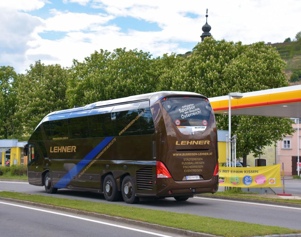 Neoplan Starliner von LEHNER Reisen aus Obersterreich in Krems. 