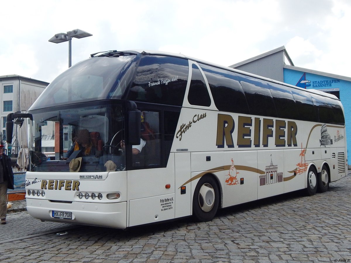 Neoplan Starliner von Reifer aus Deutschland im Stadthafen Sassnitz.
