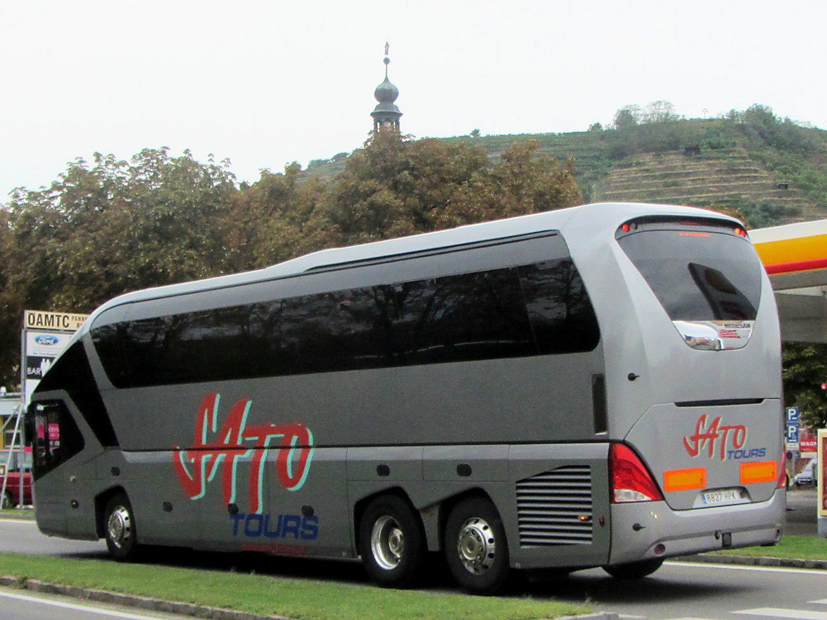 Neoplan Starliner von Sato tours aus Spanien in Krems unterwegs.