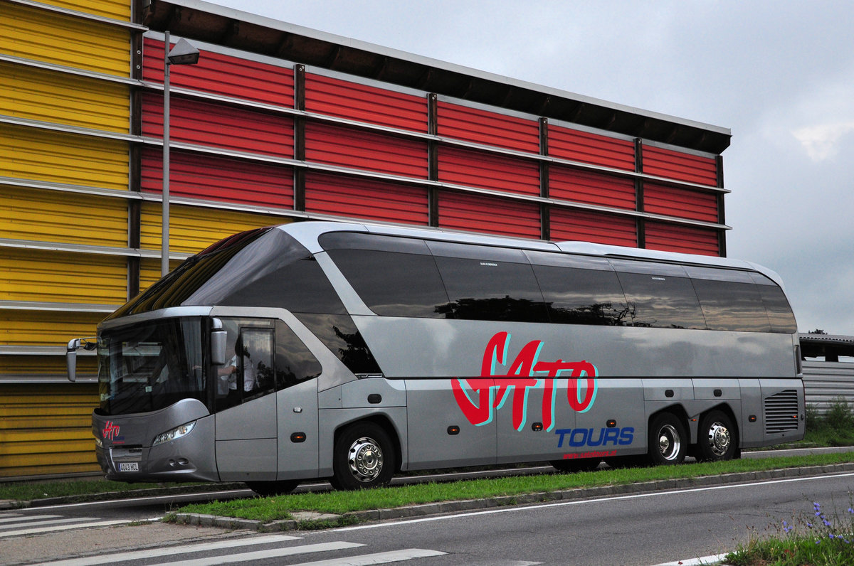 Neoplan Starliner von Sato Tours aus Spanien in Krems unterwegs.