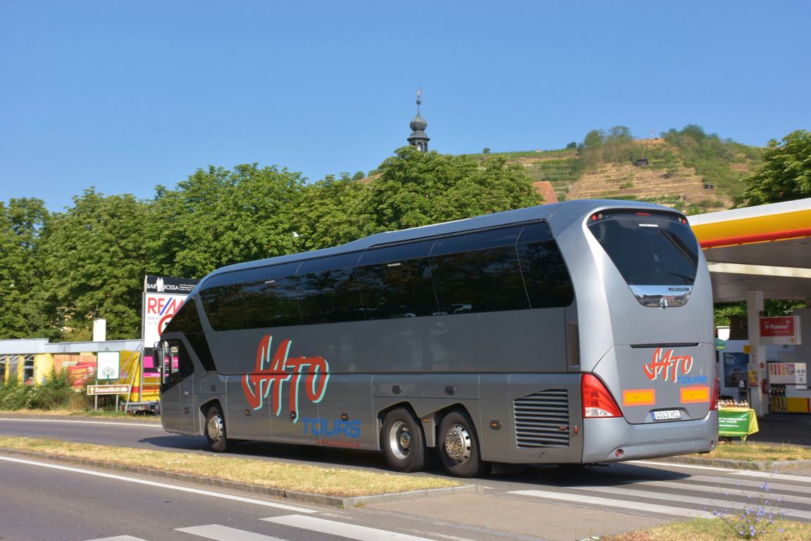 Neoplan Starliner von Sato Tours aus Spanien 06/2017 in Krems.