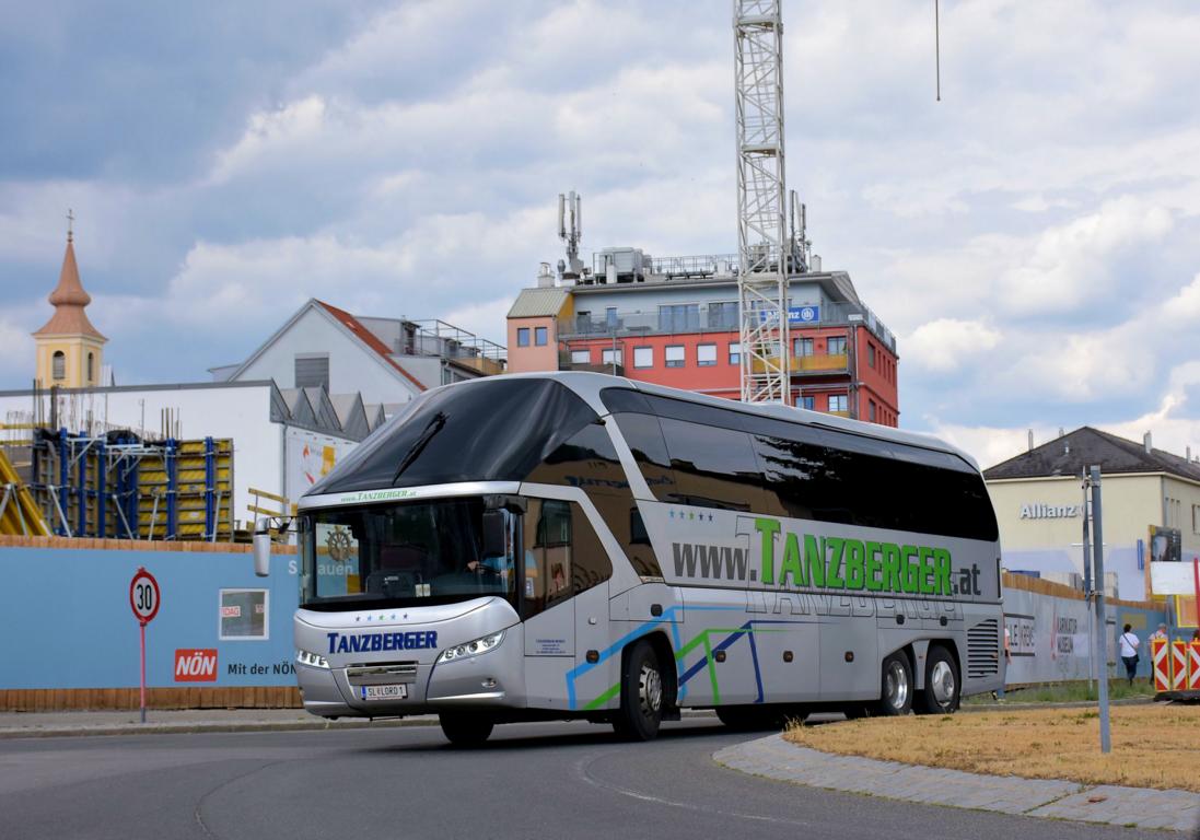 Neoplan Starliner von Tanzberger Reisen aus sterreich in Krems.
