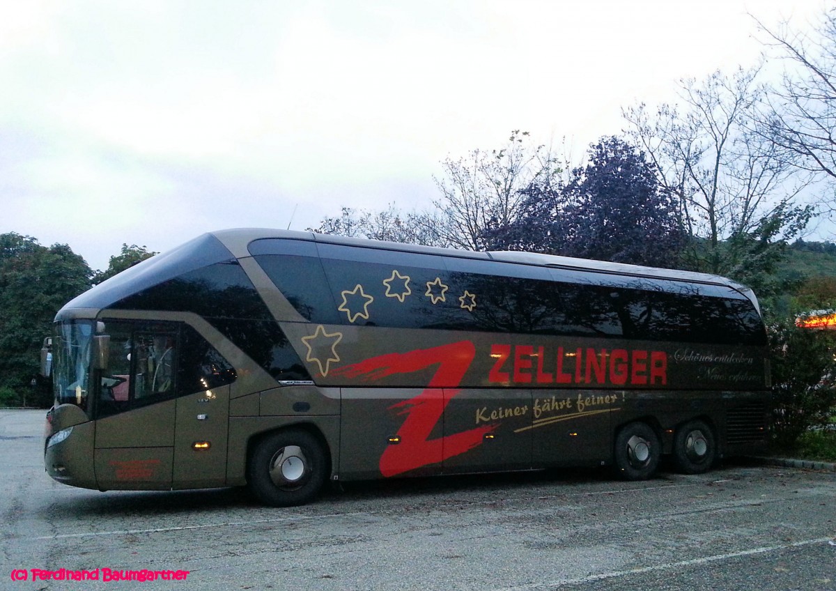 Neoplan Starliner von Zellinger Reisen aus sterreich am 13.9.2014 in Krems gesehen.