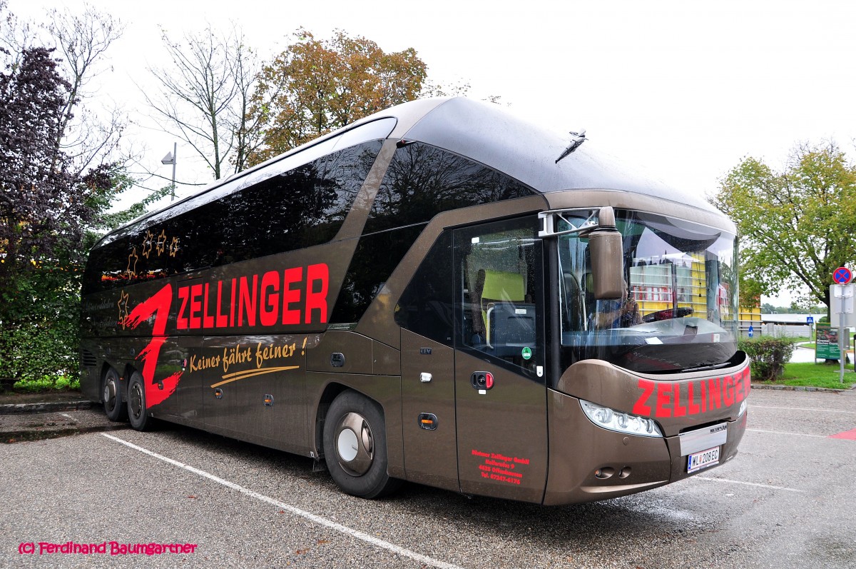 Neoplan Starliner von Zellinger Reisen aus sterreich am 14.9.2014 in Krems gesehen.