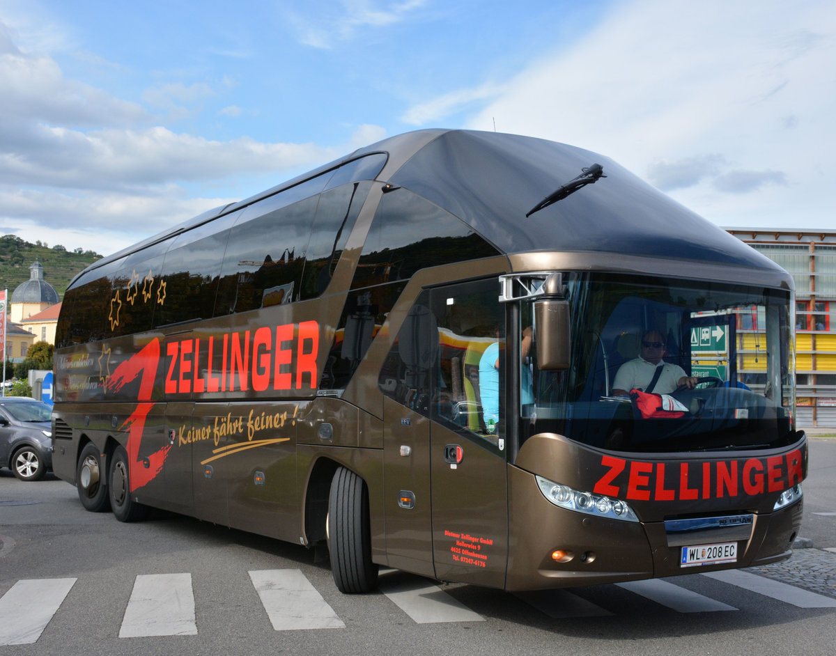 Neoplan Starliner von Zellinger Reisen aus Obersterreich in Krems gesehen.