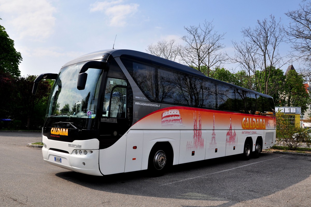 Neoplan Tourliner von Caldana aus Italien am 23.4.2015 in Krems.