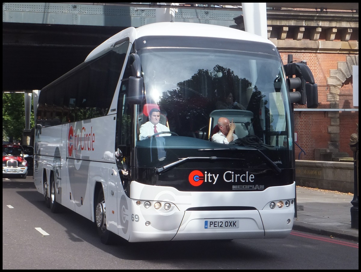 Neoplan Tourliner von City Circle aus England in London. 