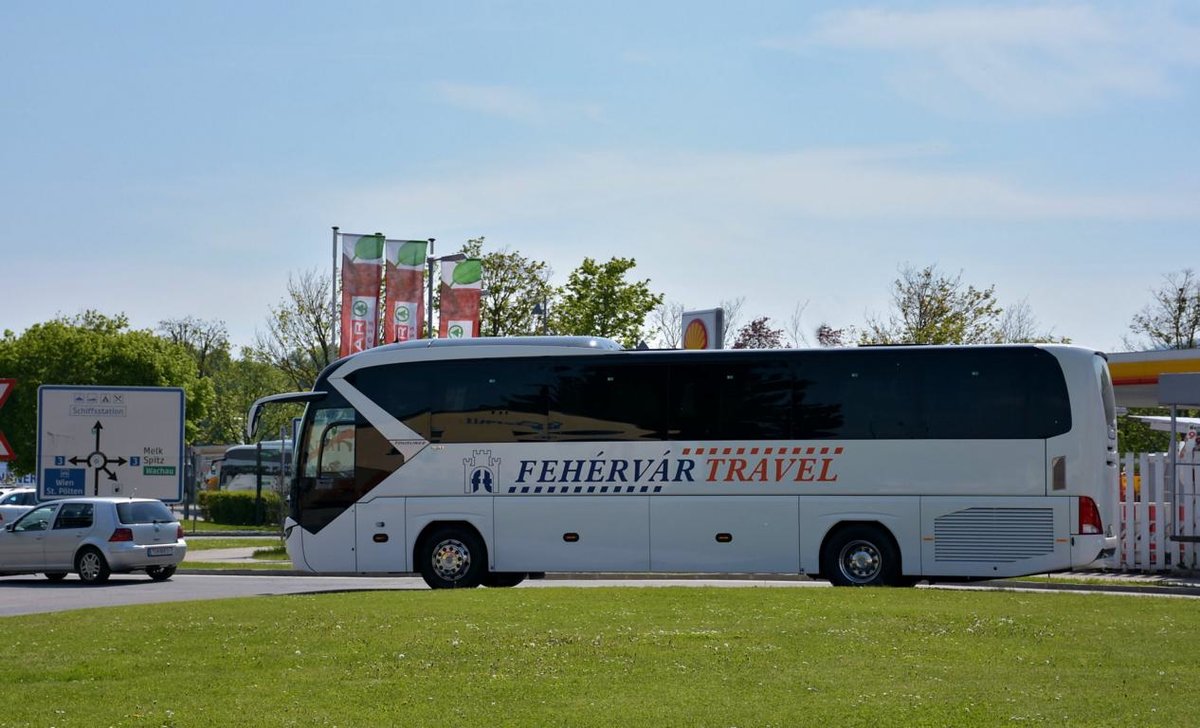 Neoplan Tourliner von Fehervar Travel aus Ungarn in Krems.